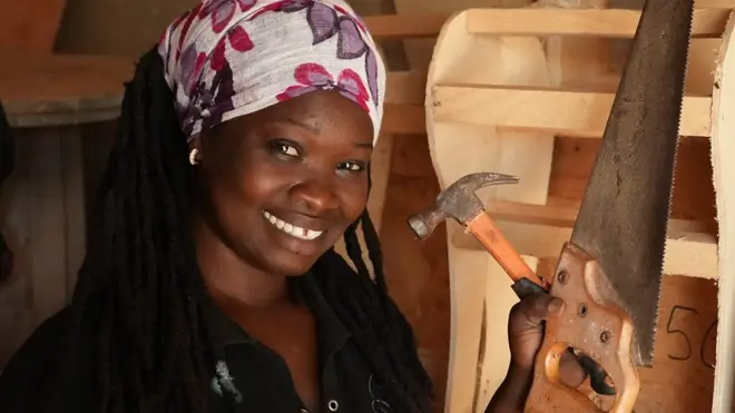 Binette pose avec ses outils de travail