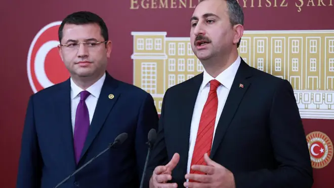 AKP Genel Sekreteri Abdülhamit Gül (sağda) ve MHP Milletvekili Mehmet Parsak, teklifin TBMM Başkanlığı'na sunulmasının ardından ortak basın toplantısı düzenledi.