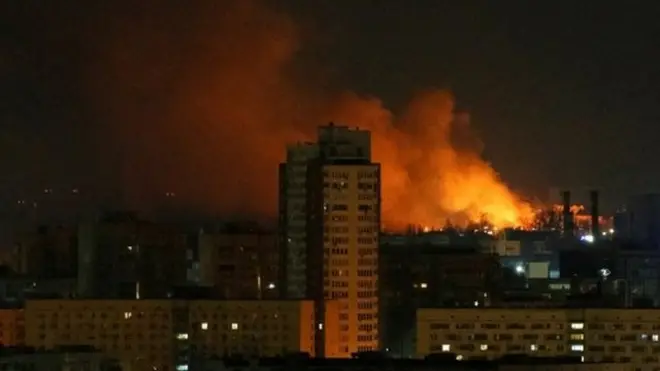 Humo y llamas se vieron en el horizonte en un bombardeo cerca de Kiev en la noche del viernes, mientras Rusia continúa su invasión en Ucrania.