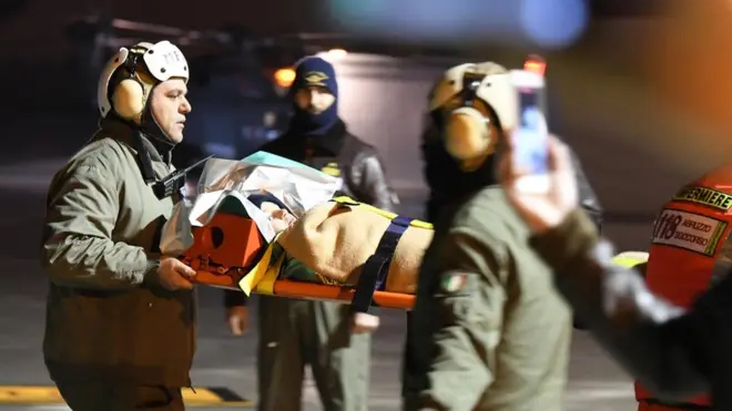 Вцілілих із переохолодженням і зневодненням доправили до лікарні