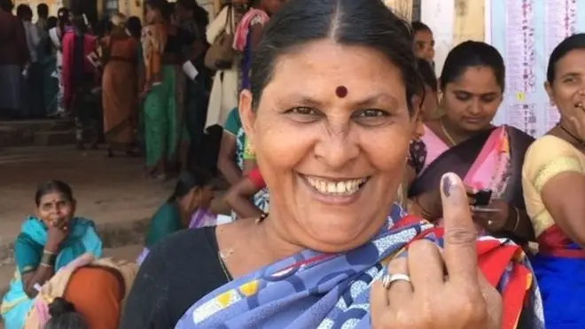 मतदानासाठी आलेल्या महिला