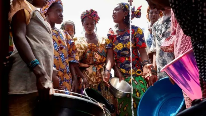 النساء والفتيات في مالي هن الأكثر تأثرا بالجفاف وعدم القدرة على الوصول للمضخات، لأنهن يكلفن عادة بجلب المياه