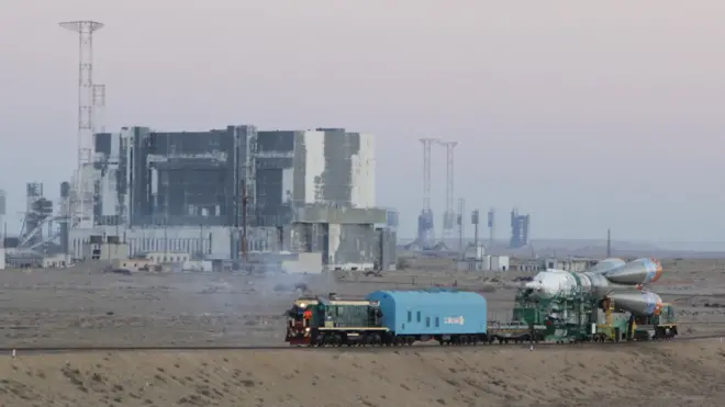 Байконур. Ракета "Союз" выдвигается на старт на фоне остатков корпусов, построенных в рамках советской программы по созданию сверхтяжелой ракеты "Энергия" - яркий пример того, что средние и легкие ракеты более востребованы