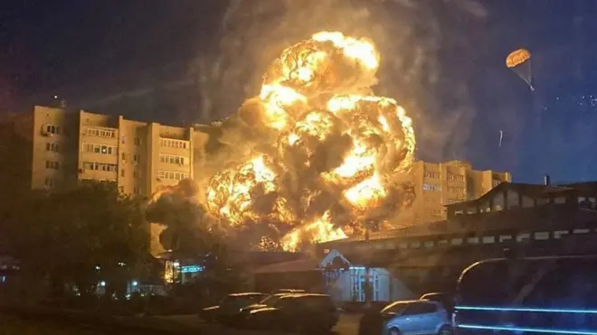 Пожар после падения самолета в Ейске.