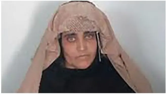 Sharbat Gula, yang terkenal dengan sebutan "Afghan Girl" diambil fotonya jelang sidang pengadilan di Peshawar.