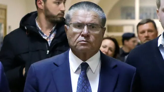 روس میں بدعنوانی کے خاتمے کے لیے کام کرنے والی تحقیقاتی کمیٹی ایس کے کا کہنا کہ الیوکیف نے بیس لاکھ ڈالر کی رقم وصول کی