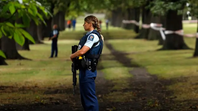 В городе продолжается массированная операция с участием полиции и парамедиков