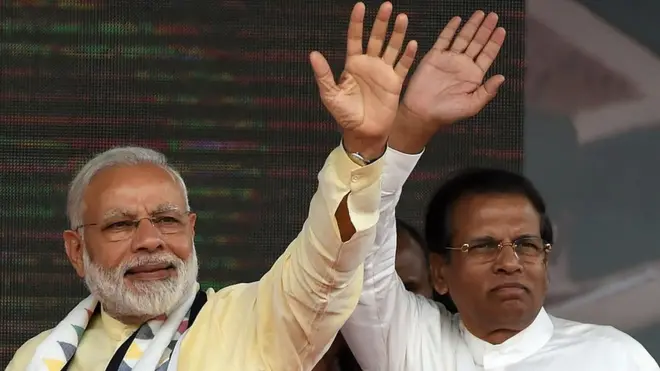 श्रीलंका के राष्ट्रपति मैत्रीपाला सिरीसेना के साथ प्रधानमंत्री नरेंद्र मोदी कोलंबो में एक सार्वजनिक रैली में, तस्वीर 12 मई, 2017 की है