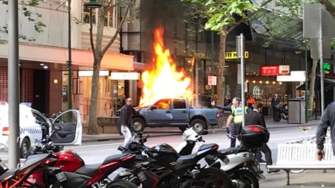 انتشر مقطع فيديو في وسائل التواصل الاجتماعي تبدو فيه سيارة قد اصطدمت بواجهة محل والنيران تشتعل فيها
