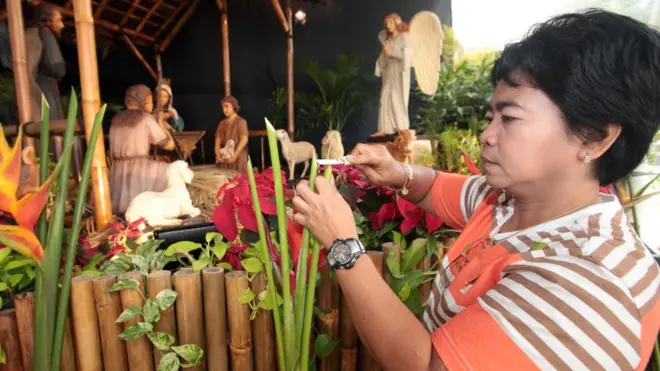 Dekorasi Natal di katedral Jakarta.