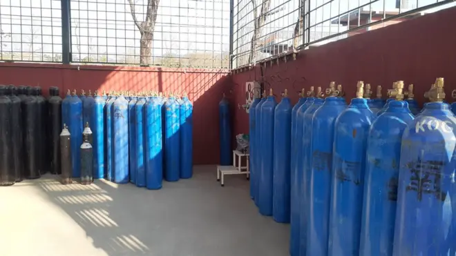 अस्पतालमा राखिएका अक्सिजन सिलिन्डर
