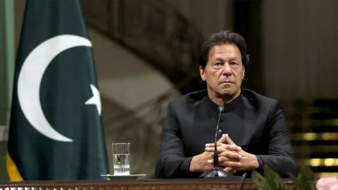 'متبادل کی تلاش' اب مختلف حلقوں میں زیر بحث ہے اور وزیراعظم کہہ رہے ہیں کہ اُن کے سوا کوئی چوائس موجود نہیں۔ یہ بات کسی حد تک درست بھی ہے کہ 'چوائس' سر دست موجود نہیں تاہم بااثر حلقوں کے لیے یہ ناممکن بھی تو نہیں