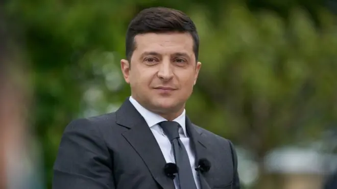 Кадровую чехарду в верхушке украиснкой власти Зеленский не считает проблемой: он говорит, что людей на тех или иных постах будут менять, пока не найдут подходящего кандидата