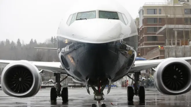 Новый Boeing 737MAX - обратите внимание, что к двигателям можно просто подойти по земле, совершенно необязательно при этом бегать за стремянкой. При этом стойки шасси настолько короткие, что гондолы двигателей пришлось в нижней части немного подрезать