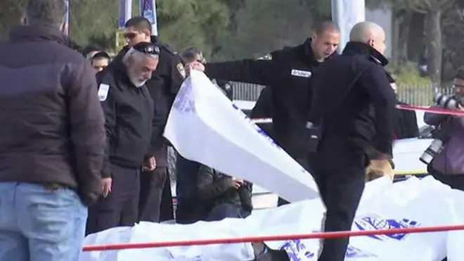 مقتل أربعة جنود وإصابة نحو 15 آخرين على الأقل في عملية استهدفت تجمعا لعسكريين في أحد المتنزهات.