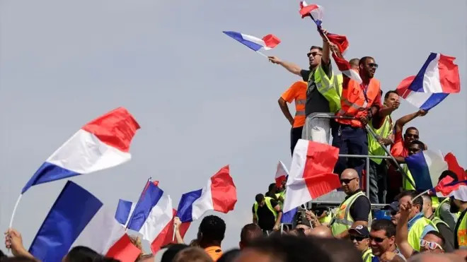 Французи машу заставама