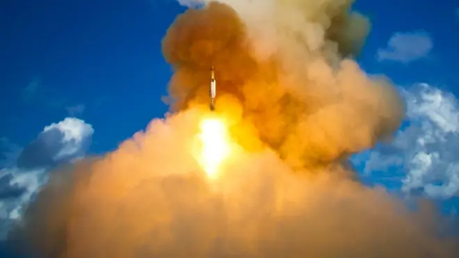 Ejercicio de intercepción de misiles del Ejército estadounidense, en aguas del Pacífico cercanas a Kauai, Hawái, en 2006.