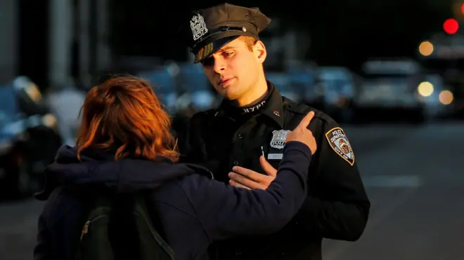 Полицейский и женщина