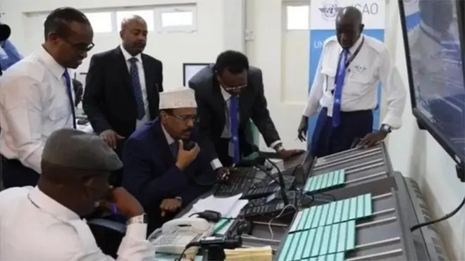 Madaxweyne Farmaajo ayaa qalabka casriga ah ee lagu maamulo hawada Soomaaliya tijaabiyay markii Muqdiso loo soo wareejiyay