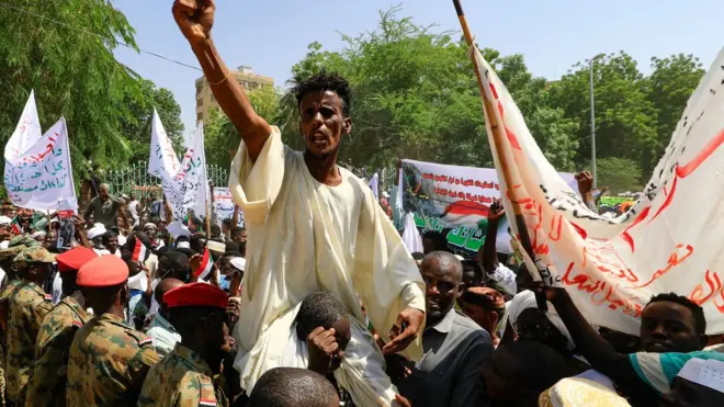 جانب من مظاهرات السبت 16 أكتوبر خارج القصر الجمهوري في الخرطوم