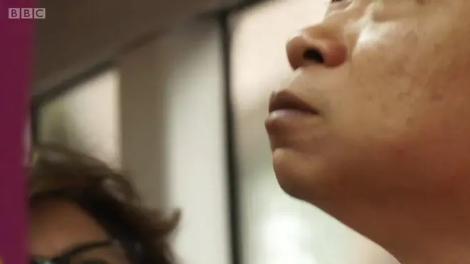 男子闻公车气味