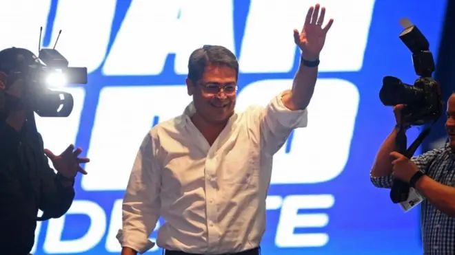 Hernández se proclamó vencedor antes de conocer los resultados oficiales.