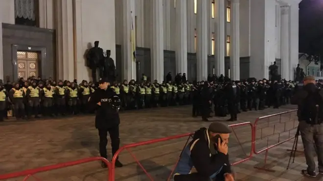 Поліція продовжує працювати біля Ради