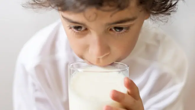 طفل يشرب الحليب