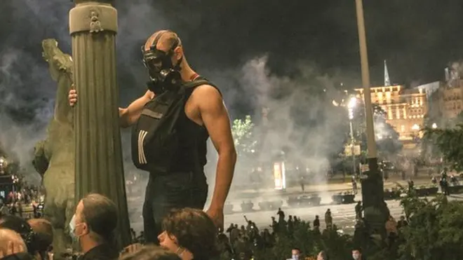 Демонстранты около здания парламента Сербии