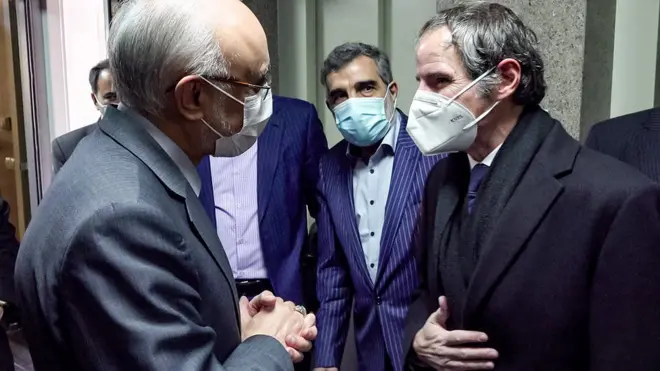 رئيس مؤسسة الطاقة الذرية الإيرانية علي أكبر صالحي ومدير عام الوكالة الدولية للطاقة الذرية رفائيل غروسي قبيل اجتماعهما في طهران.