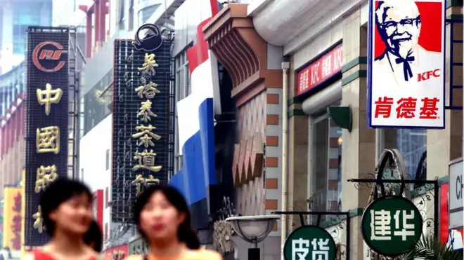 2001年，北京商业中心的肯德基餐厅招牌。肯德基在过去三十年里是在中国最成功的外国品牌之一。