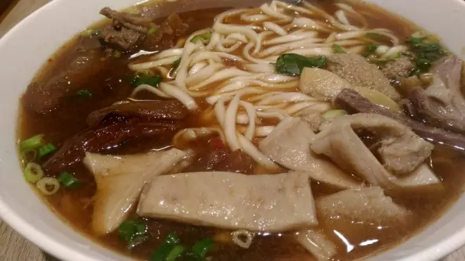 牛肉加上牛肚和牛筋就成了牛三寶面。