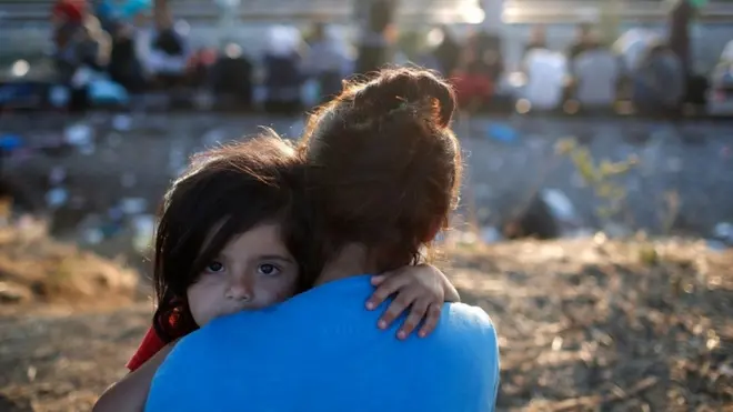 မက်ဆီဒိုးနီးယားကို ဖြတ်ဝင်နေတဲ့ ဆီးရီးယား ဒုက္ခသည် သားအမိ