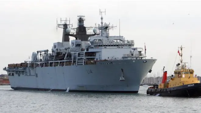 Tàu HMS Albion trong một lần vào cảng Portsmouth, Anh hồi 2010