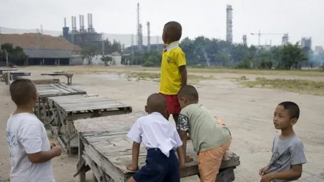 เด็ก ๆ ที่มาบตาพุดในชุมชนที่อยู่ติดกับโรงงานอุตสาหกรรม (แฟ้มภาพ)