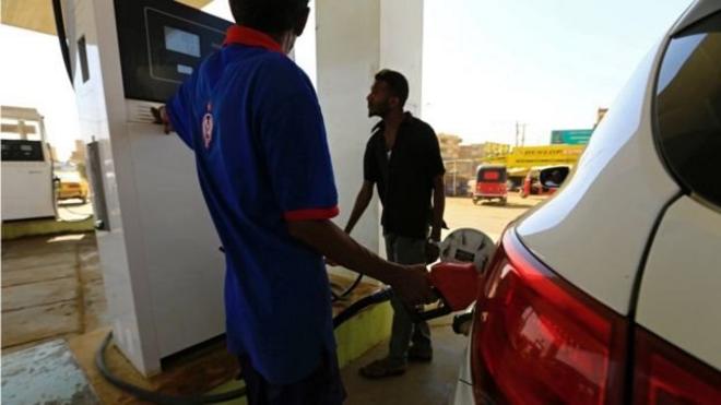 محطة لبيع وقود السيارات في الخرطوم