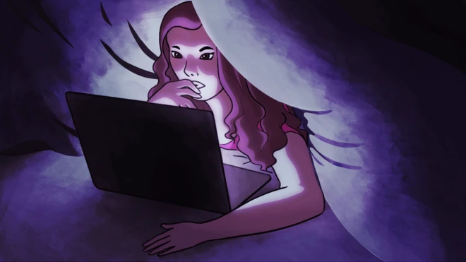 Seorang perempuan melihat leptop di bawah seprei.