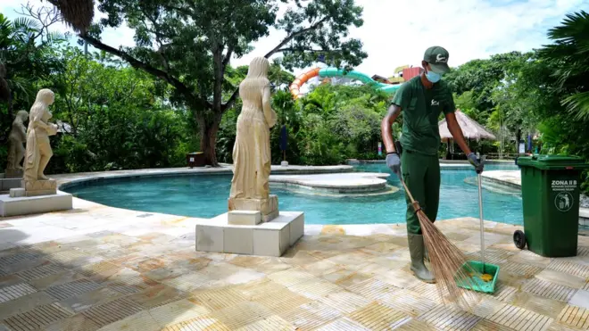 Pekerja pariwisata beraktivitas di destinasi wisata Waterbom Bali.