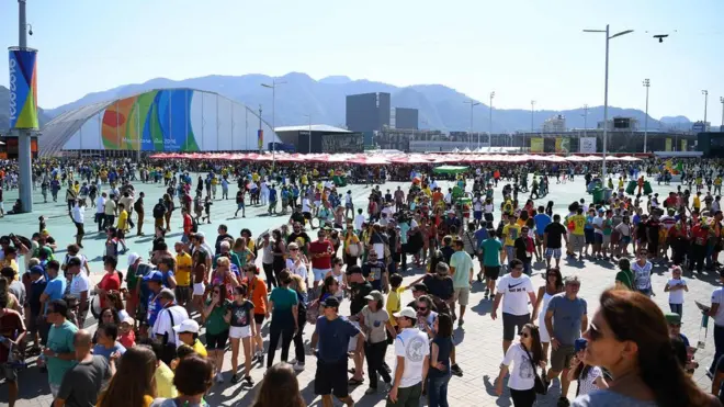 Torcedores reclamarambonus de aniversário betanolongas filas para entrar no Parque Olímpico