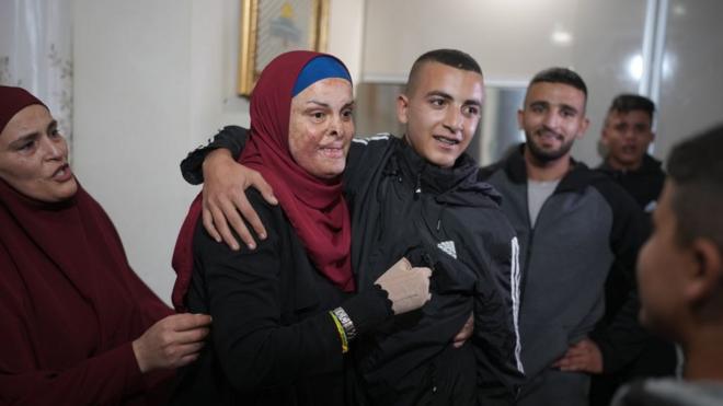 إسراء جعابيص تعانق ابنها الوحيد معتصم بعد خروجها من السجون الإسرائيلية