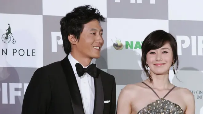 คิม จู ฮยอก (ซ้าย) โด่งดังจากซีรีย์ดัง ปรากฝันรักแรงอธิษฐาน (Lovers in Prague)