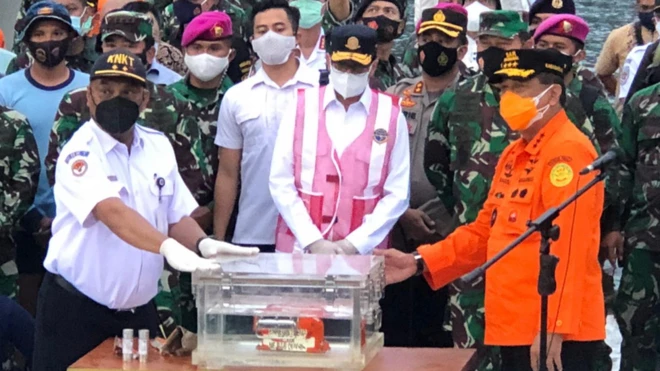 Black box data penerbangan Sriwijaya Air diperlihatkan di Terminal JICT2, Jakarta