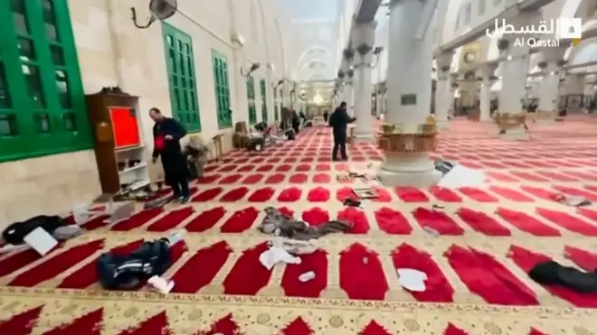 آثار الدمار الذي خلفته الاشتباكات داخل المسجد الأقصى