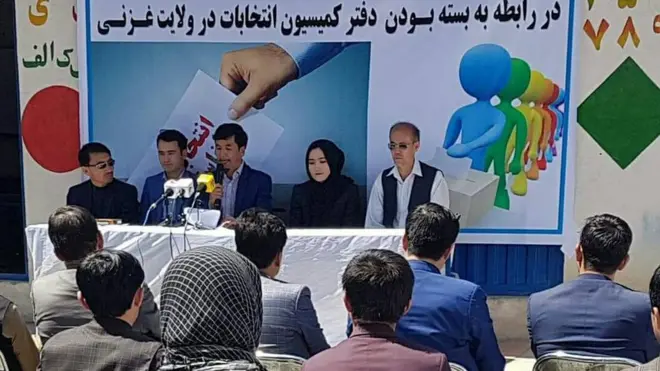 دغه فعالان وايي، ولې دولت د غزني د اوسېدونکو لپاره د ټاکنیز کمیسیون د رای ورکولو د ثبتونې د مرکزونو دروازې نه پرانیزي.‌