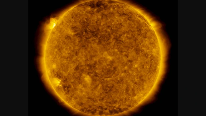 ภาพจากดาวเทียมสังเกตการณ์สุริยพลวัต (SDO) เมื่อวันที่ 29 พ.ค. 2020 มีแสงสว่างเป็นวงโค้งเหนือจุดมืดตรงขอบฟ้าด้านซ้ายของดวงอาทิตย์