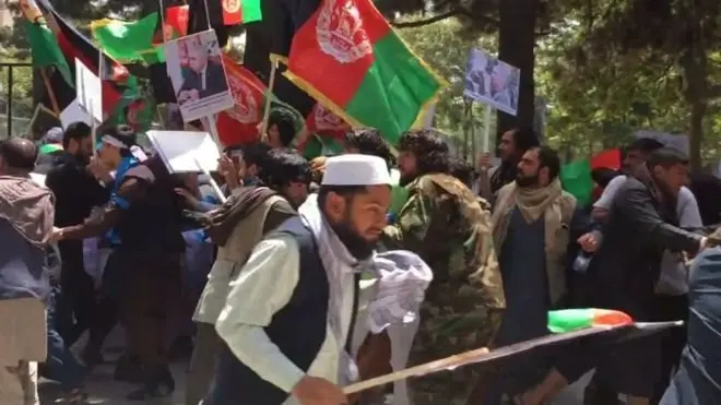 په چاودنې سره لاریونوال له سیمې د وتلو هڅه کوي.