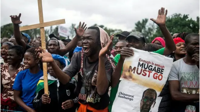 Biểu ngữ trên đường phố kêu gọi ông Mugabe phải ra đi