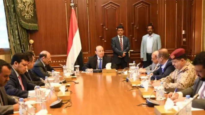 الرئيس اليمني في اجتماع مع قيادات في الدولة