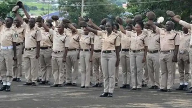 Di members of di Nigeria Immigration Service
