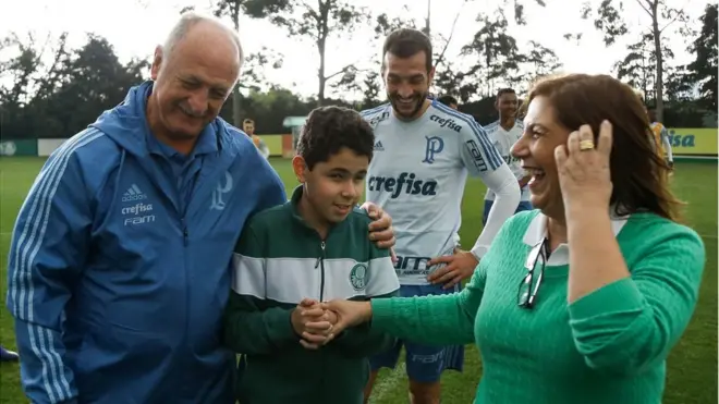 Nickollas et sa mère sur la pelouse de Palmeiras